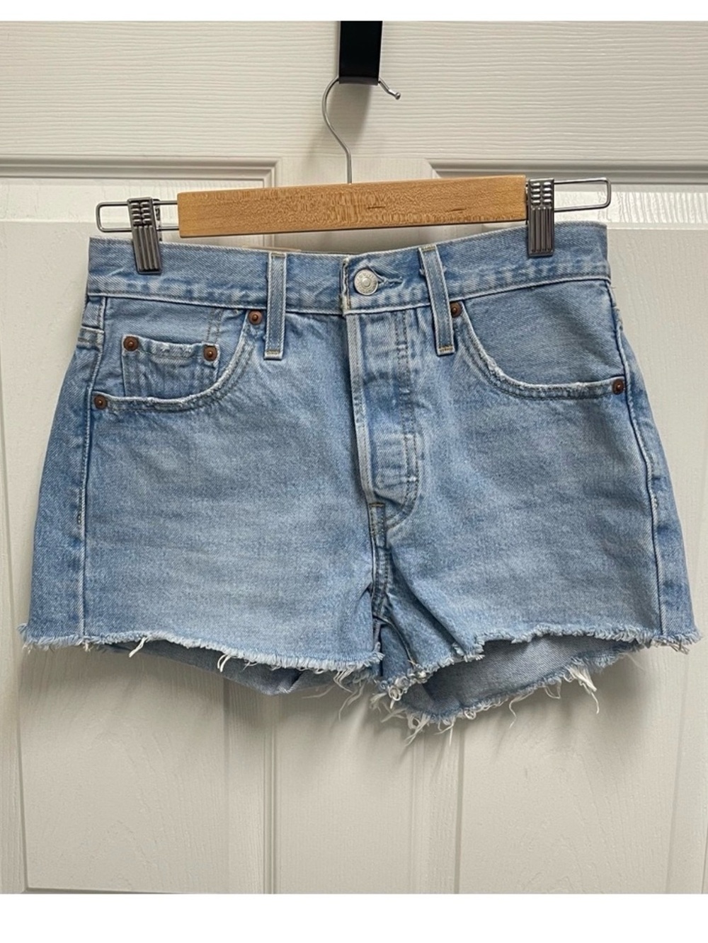 NWT - Levi’s Denim Cut-Off Shorts. Sz 25